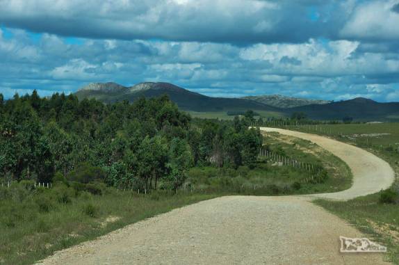 Estrada corta região serrana  no interior do país, em direção a Villa Serrana, no Uruguai